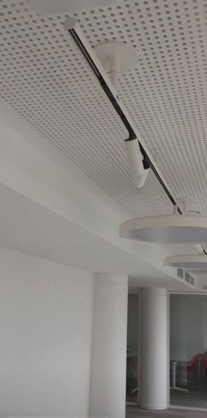Rail de spots LED installé par BR ELEC en plafond de bureaux